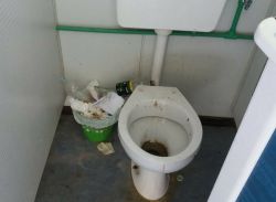Άθλιες οι συνθήκες υγιεινής στις τουαλέτες του «Π. Σαλταμάρας»! [pics]