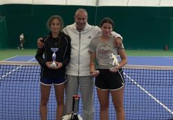 Τρία κύπελλα για τις αδελφές Τσακίρη στο Πανελλήνιο πρωτάθλημα τένις