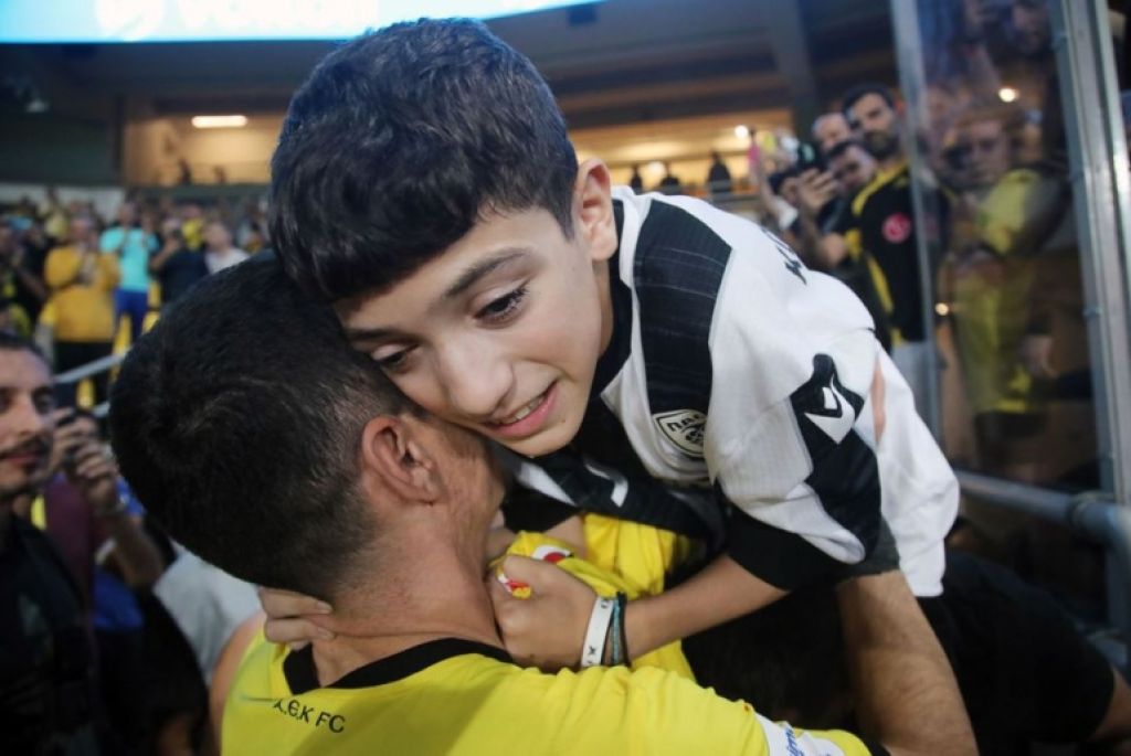 Η πιο δυνατή εικόνα της χρονιάς: Ο Μάνταλος αγκαλιά με τον Γιάννη τον μικρό φίλο του ΠΑΟΚ